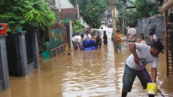 Tanggul Pasir Jebol, Penyebab Banjir Kemang Selatan Tak Surut