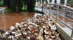 Ratusan Tenaga Kebersihan Disiagakan Untuk Bersihkan Sampah Banjir