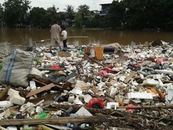 Sampah Rumah Tangga Penuhi Kali Ciliwung yang Meluap di Kampung Melayu