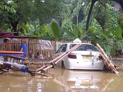 Taksi Ini Terendam Luapan Sungai Ciliwung di Cawang