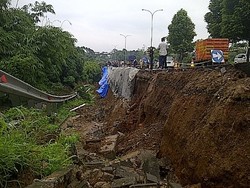 Bengkel Rusak Parah karena Tertimpa Ambrolnya Tebing Jembatan Cisadane