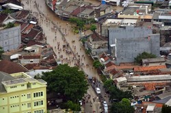 TNI AU Pantau Banjir Pakai Heli, Terparah di Kampung Melayu