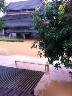 Banjir 2 Meter Rendam Villa Jatirasa Bekasi, Warga Tinggal di Lantai 2