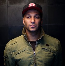 Album Solo Rock Pertama Tom Morello Menunggu Tur Springsteen Usai