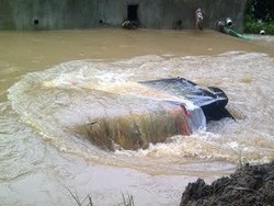 Mobil Avanza Ditemukan Teronggok di Tengah Kali di Tambun