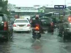 Tips Mengendarai Motor Dikala Banjir