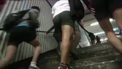 Para Penumpang Ini Naik Kereta Tanpa Celana