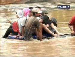 Mengais Rejeki di Tengah Banjir
