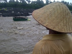 3 Truk Pasir Terjebak Banjir Lahar Dingin di Lereng Merapi