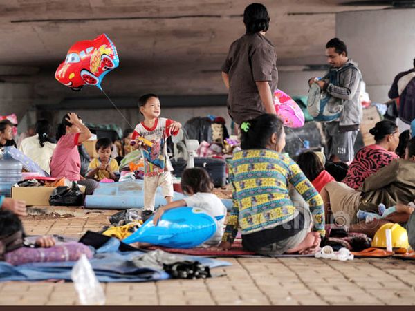 Korban Banjir Mengungsi di Bawah Flyover