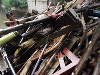 Sampah di Kali Mampang Dibersihkan