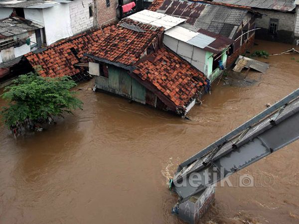 RW 3 Kelurahan Rawajati Terendam