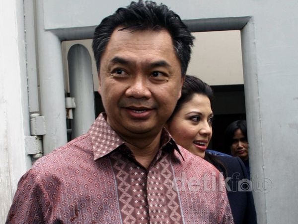 Dino Jenguk Andi Mallarangeng di Rutan KPK