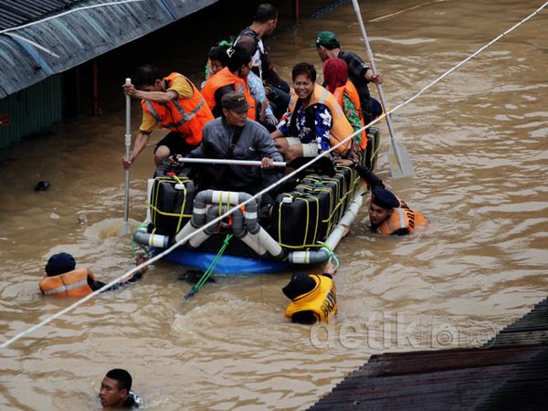 Korban Banjir Kampung Melayu Dievakuasi