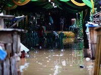 Resepsi Pernikahan di Tengah Banjir