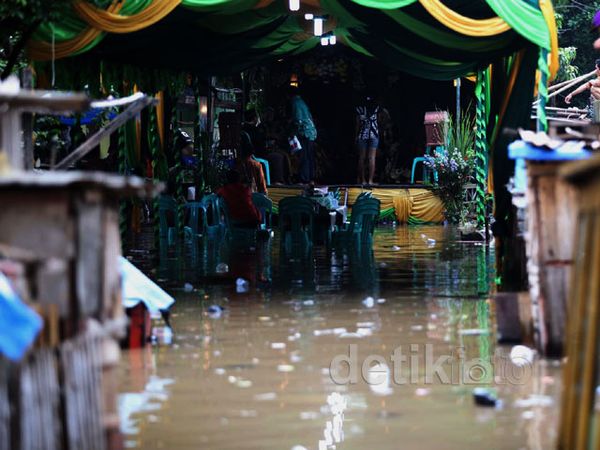 Resepsi Pernikahan di Tengah Banjir