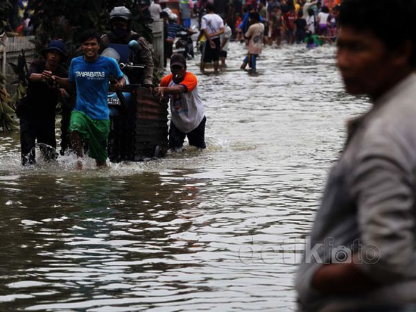 Banjir Rendam Jalan di Kramatjati