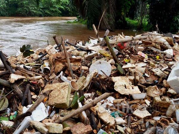 Sampah Menumpuk di Kali Pasanggarahan