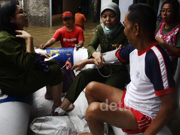 Korban Banjir Periksa Kesehatan di Perahu Karet