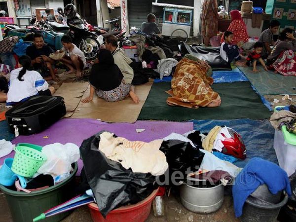 Kolong Jembatan Jadi Tempat Mengungsi