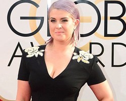 Kelly Osbourne Panik Resleting Gaun Rusak Jelang Tampil di Golden Globes