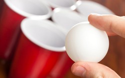 Permainan Beer Pong Berisiko Tercemar Bakteri yang Bisa Bikin Sakit