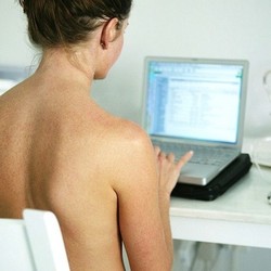 Survei: Orang Suka Bugil Saat Belanja Online