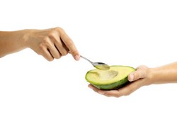Lawan Kebiasaan Ngemil Berlebihan dengan Makan Alpukat saat Makan Siang