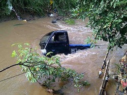 Belajar Nyetir, Warga Pamulang ini Malah Cemplungkan Mobilnya ke Kali