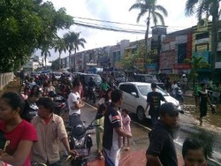 Dibuka Pasca Banjir, Jalan Panjang Jakarta Barat Langsung Macet