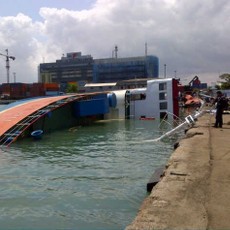 Kapal Bermuatan Mobil Tenggelam di Pelabuhan Tanjung Priok