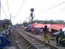 Banjir di Kedoya, Ribuan Warga Mengungsi di Rel Kereta Api Pasar Pesing
