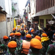 Paskhas TNI AU Bantu Warga Kampung Pulo yang Kebanjiran