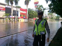 Ini Penampakan Banjir di Depan Komplek Green Garden Jakbar
