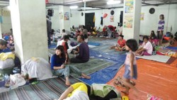 Tak Kebagian Selimut, Seorang Nenek di Pengungsian Kedinginan