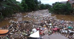 Ini Penampakan Sungai Ciliwung di Kampung Pulo yang Dipenuhi Sampah