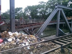 Ini Tumpukan Sampah di Tepi Sungai Pesing, Kedoya