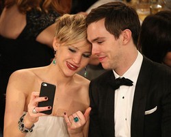 Pacaran Lagi, Jennifer Lawrence Cium Mesra Nicholas Hoult di Golden Globes