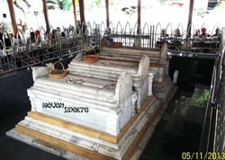Ziarah ke Makam Sunan Gresik di Jatim