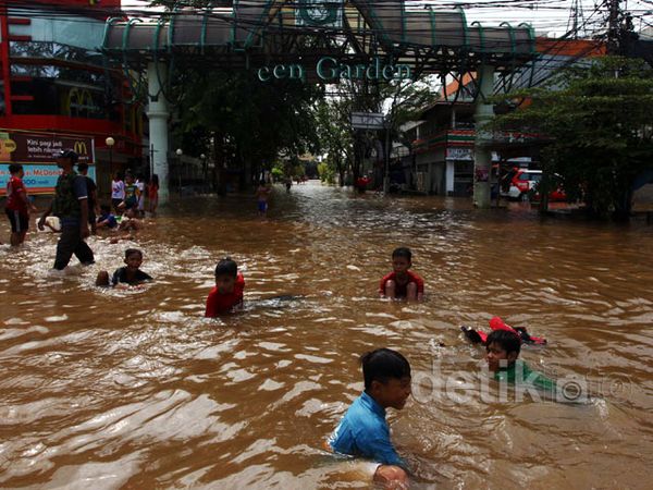 Komplek Green Garden Masih Banjir