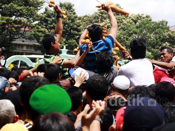 Berebut Gunungan Keraton Yogyakarta