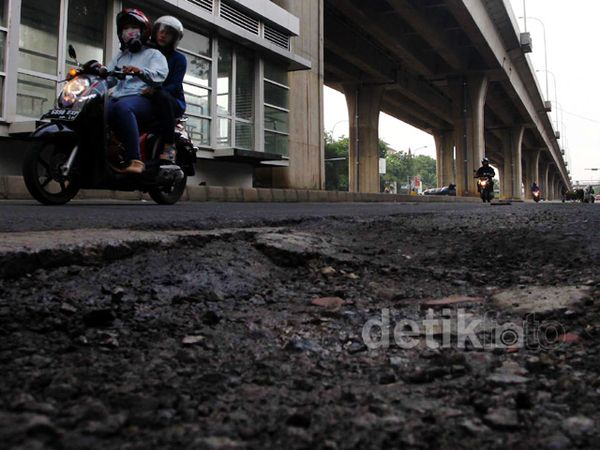 Jalan Berlubang Ancam Pengendara