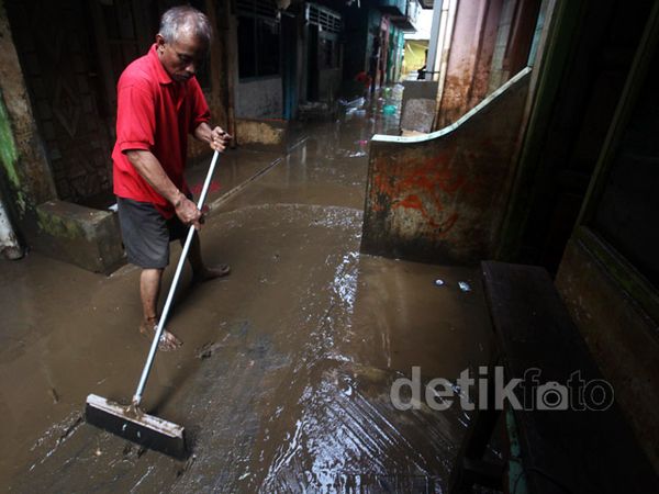 Warga Kampung Pulo Bersihkan Sisa Banjir