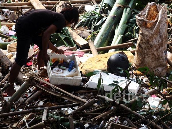 Sampah Menumpuk di Bawah Jembatan Kalibata