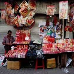Pedagang Pernak-pernik Imlek Ngeluh Penjualan Lesu