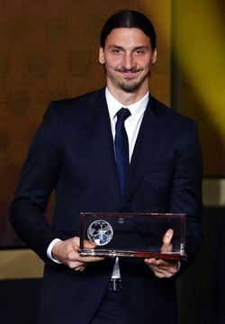 Ibra menerima Puskas Award di markas FIFA di Zurich, Selasa (14/1/2014) dinihari WIB. Reuters/Arnd Wiegmann.
