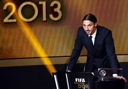 Striker Paris Saint-Germain itu meraih Puskas Award berkat gol cantik yang dicetaknya ke gawang Inggris. Ibra mengalahkan dua kandidat lainnya yaitu Neymar dan Nemanja Vidic. Reuters/Ruben Sprich.
