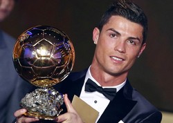 Ronaldo menerima penghargaan dalam seremoni FIFA Ballon d'Or yang digelar di Zurich, Swiss pada Selasa (14/1/2014) dinihari WIB. Reuters/Arnd Wiegmann.