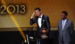 Penghargaan itu diserahkan oleh legenda sepakbola Brasil Pele, Reuters/Ruben Sprich