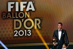 Ronaldo meraih penghargaan setelah mengumpulkan 27,99 persen suara. Pemain bintang Real Madrid dan tim nasional Portugal itu mengalahkan Lionel Messi (Barcelona/Argentina) dan Franck Ribery (Bayern Munich/Prancis). Reuters/Ruben Sprich.